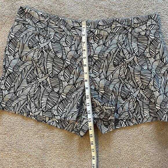 Loft 100% Linen Marisa Palm Leaf Print 4” Shorts Size 14 Black White - Picture 7 of 8
